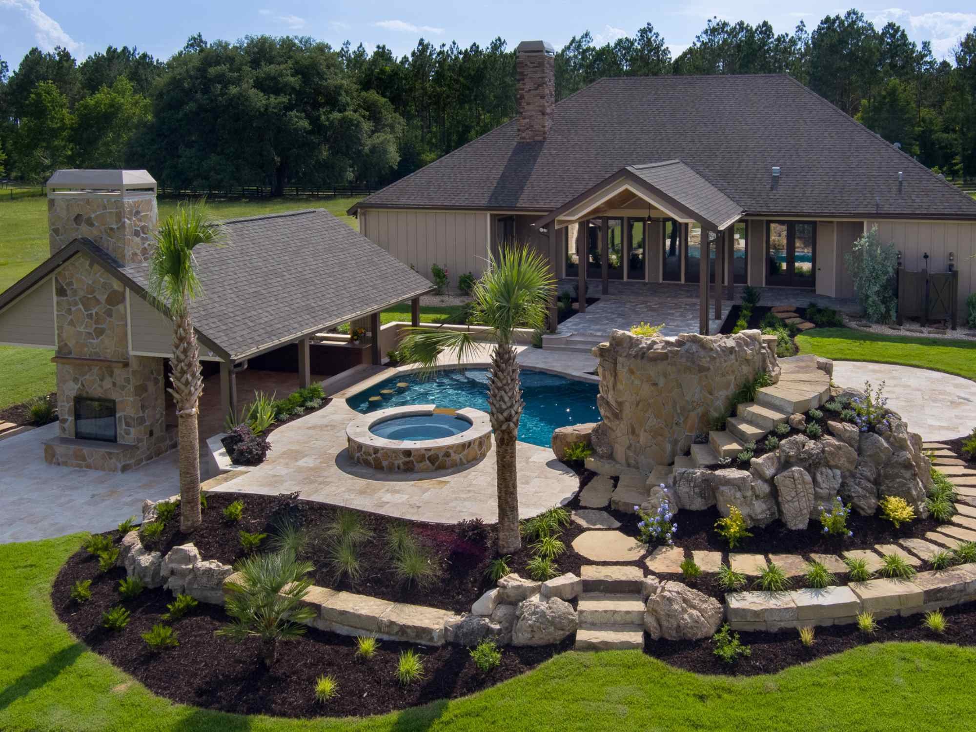 Outdoor living space by Robinson Renovation and Custom Homes in High Springs, FL with pool, spa, and stone features Outdoor living space by Robinson Renovation and Custom Homes in High Springs, FL with pool, spa, and stone features