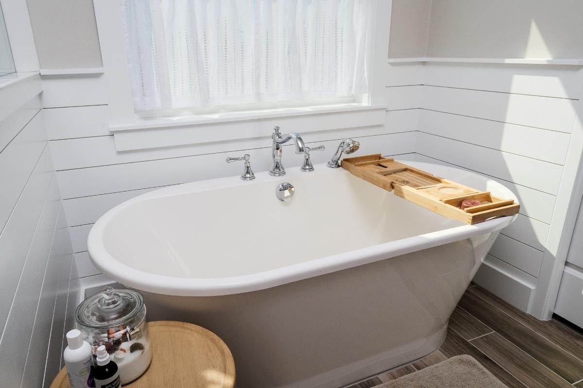 Bathtub all white -1
