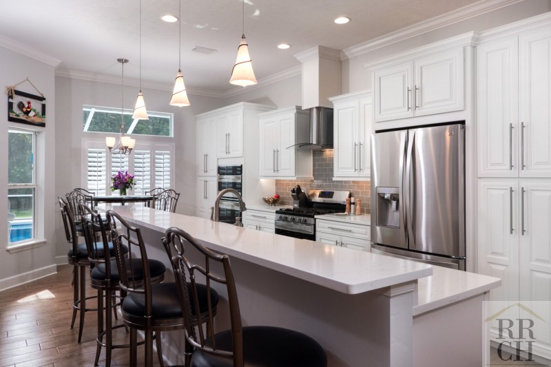 Breakfast Bar in Remodeled White Kitchen in Kanapaha Pines
